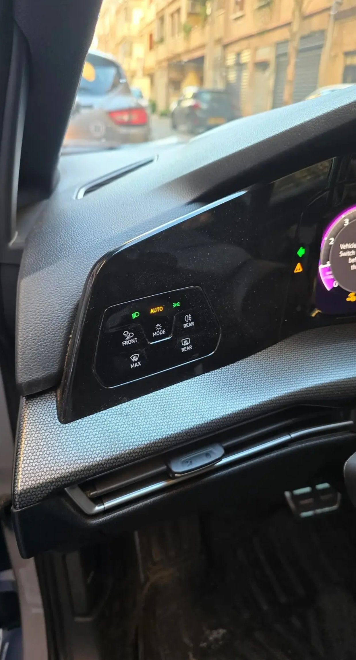 
								Golf 8.5 R-Line 300TSI full									